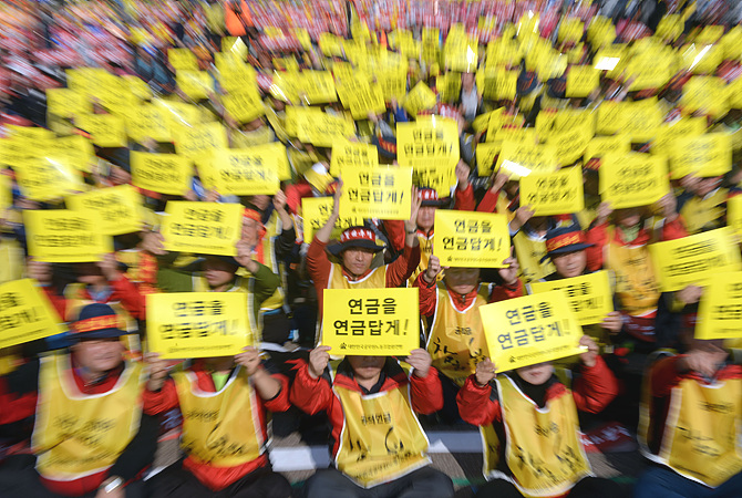 '공무원연금 개정안' 관련 규탄대회 갖는 공무원 노조 <사진=뉴시스>