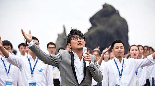 독도에서 통일송 발표하는 이승철 <사진=뉴시스>