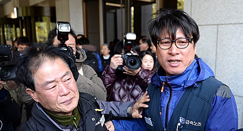 13일, 대법원은 쌍용자동차 대량해고에 대해 적법하다며 원심을 깨고 원고 패소 판결했다. 판결 직후 금속노조의 한 관계자가 대법원을 나서며 안타까운 표정을 짓고 있다. <사진=뉴시스>