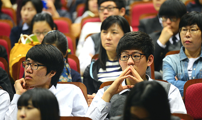 서울 영등포구 영등포아트홀에서 열린 '대학 입시정보 서명회'에서 학부모와 학생들이 전문가의 설명을 경청하고 있다.