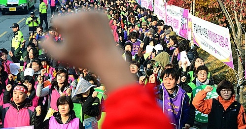 이틀째 총파업을 벌이고 있는 전국학교비정규직연대회의 <사진=뉴시스>