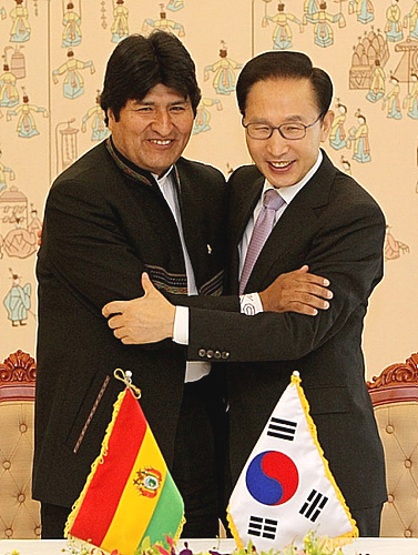 이명박 전 대통령의 자원 외교 <사진=뉴시스>