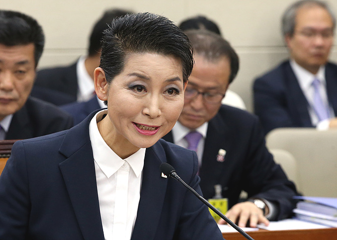 국정감사에 증인으로 출석해 의원들의 질문에 답변하는 김성주 대한적십자사 총재 <사진=일요시사 DB>