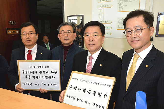 규제개혁위원회 특별법안 제출하는 김광림(사진 오른쪽서 두 번째), 강석훈(사진 오른쪽), 이한구 의원 <사진=뉴시스>
