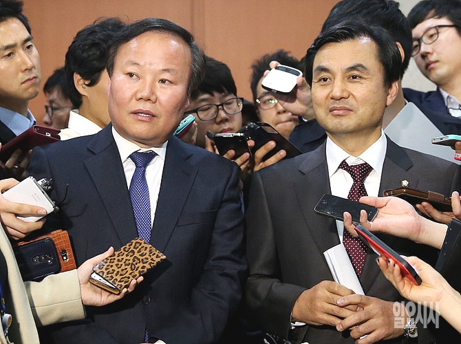 취재진의 질문에 답변하는 김재원 새누리당 원내수석부대표 <사진=일요시사 DB>
