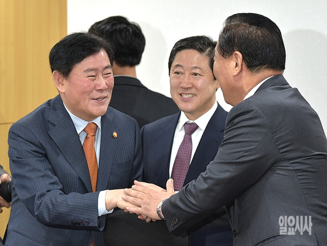 악수 나누는 서청원 새누리당 의원(사진 오른쪽)과 최경환 경제부총리 겸 기획재정부장관(사진 왼쪽) <사진=일요시사 DB>