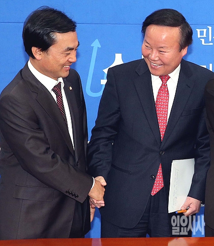 김재원(사진 오른쪽)-안규백 여야 원내수석부대표가 지난달 24일, 여야 주례회동에 앞서 악수를 나누고 있다.