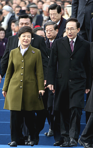 박근혜 대통령(사진 왼쪽)과 이명박 전 대통령 <사진=뉴시스>