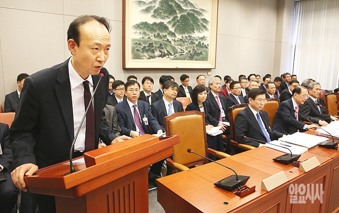 국회 운영위원회가 열린 지난달 6일, 서울 여의도 국회 운영위 회의실에서 이재만 청와대 총무비서관이 의원들의 질의에 답하고 있다. <사진=일요시사 DB>