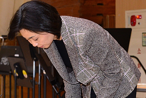 고개 숙인 박현정 서울시향 대표 <사진=뉴시스>
