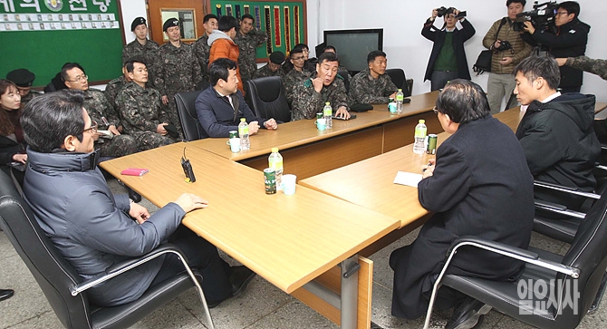 지난 10일, 국회 군 인권개선 및 병영문화혁신 특별위원회 위원장을 맡고 있는 새누리당 정병국 등 의원들이 강원도 철원 3사단 전방대대에서 병영 실태파악을 위해 군부대 생활관을 방문해 관계자들과 이야기를 나누고 있다. (사진공동취재단)