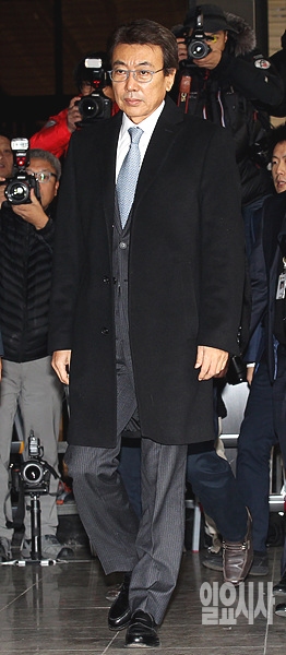 정윤회씨가 지난 10일, 서울 서초구 중앙지방검찰청으로 들어서고 있다. <사진=일요시사 DB>
