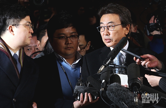 비서실장 그만 둔 시점도 주장 달라
섣불리 사건 묻으려다 간 역풍 불 것