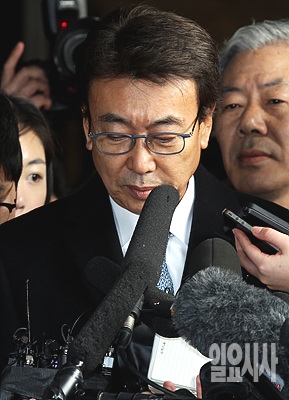 지난 10일, 검찰 수사를 받기 위해 서울 서초동 중앙지검으로 출석하는 정윤회씨 <사진=일요시사 DB>