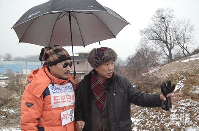 남침땅굴 현장 방문한 신동욱 총재와 한성주 예비역 소장
