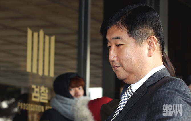 지난 4일, '정윤회 문건' 수사와 관련해 서울 서초동 중앙지검으로 박관천 경정(전 청와대 공직기강비서관)이 조사를 받기 위해 청사 안으로 입장하고 있다. <사진=일요시사 DB>