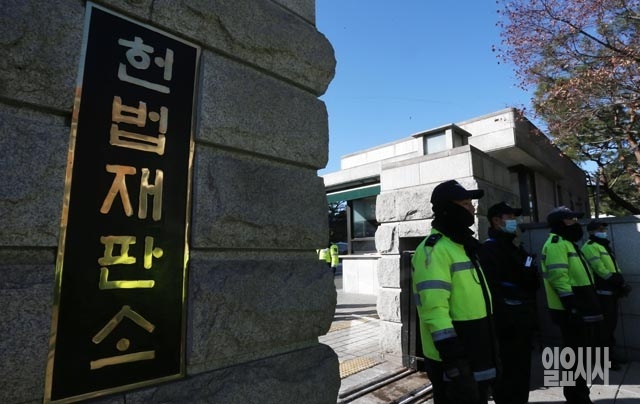 통합진보당 정당 해산 판결 전날인 18일, 서울 종로구에 위치한 헌법재판소 앞 정문에 경찰 병력들이 배치돼 있다.