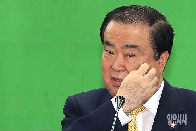 새정치민주연합 문희상 비상대책위원장이 19일, 처남 취업 청탁 의혹과 관련해 고개를 떨궜다. <사진=일요시사 DB>