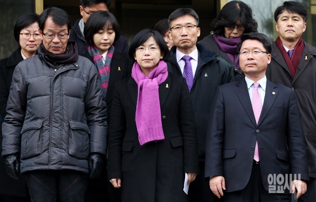 19일, 헌법재판소의 통합진보당 해산결정이 내려지자 이정희 대표(사진 가운데)와 오병윤 원내대표(오른쪽) 등이 침통한 표정을 짓고 있다.
