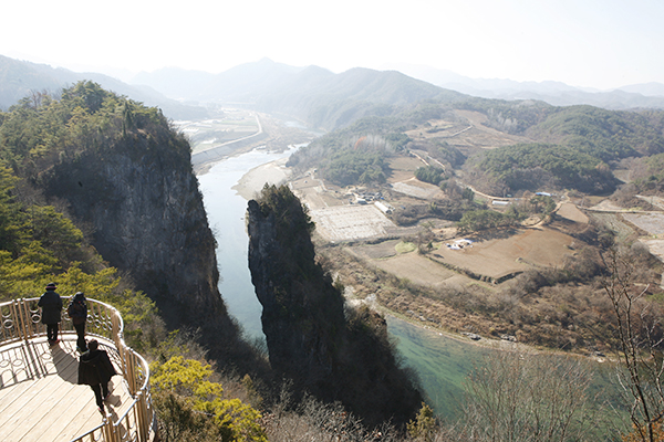 소나기재 정상의 선돌