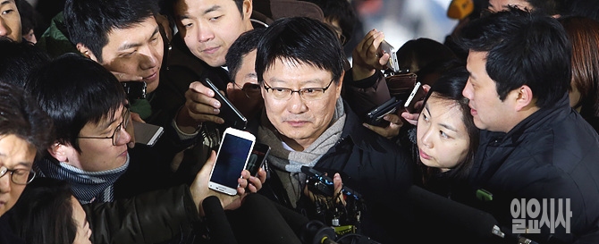 '정윤회 문건'으로 검찰 조사를 위해 박지만 EG 회장이 검찰에 출석하고 있다.
