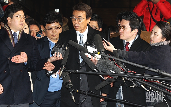 지난 10일, '문건 유출 사건'으로 서울 서초동 중앙지검에 출석하는 정윤회씨