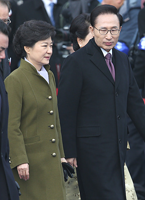 박근혜 대통령과 이명박 전 대통령 <사진공동취재단>