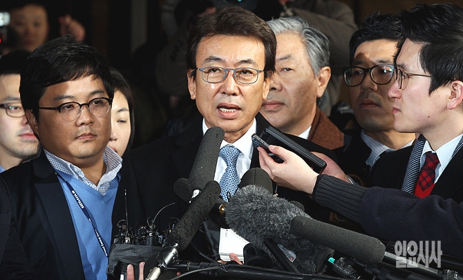'문건 유출'과 관련해 정윤회씨가 검찰 조사를 받기 위해 서울 서초동 중앙지검으로 출석하고 있다.
