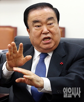 <일요시사>와 대담 나누는 문희상 새정치민주연합 비상대책위원장