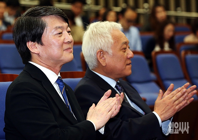 새정치 당명도 떼어내기 일보 직전
새해 안철수발 야권 재개편 임박?