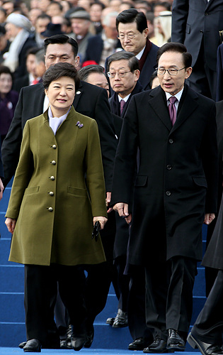 박근혜 대통령과 이명박 전 대통령 <사진공동취재단>
