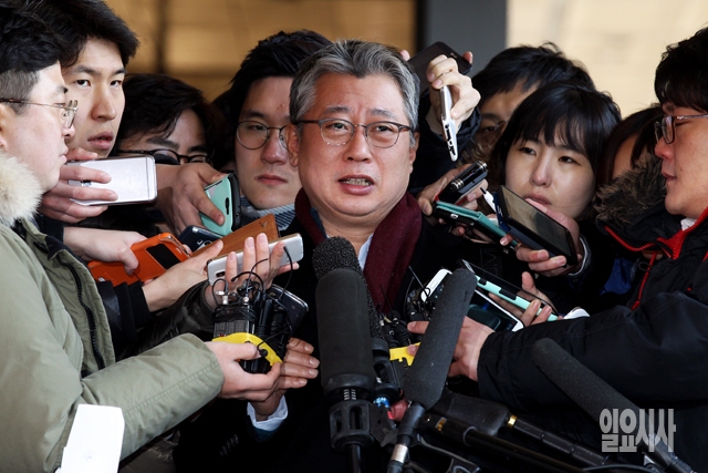 취재진에 둘러싸인 조응천 전 청와대 공직기강비서관