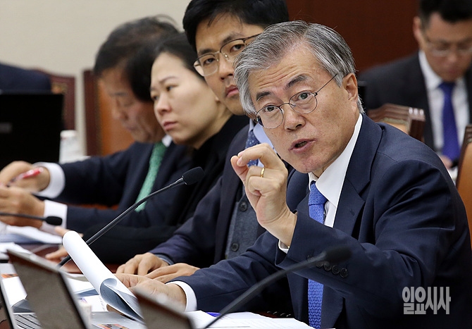 새정치민주연합 2·8전당대회와 관련해 최근 '총선 불출마카드'를 꺼내 들었던 문재인 의원