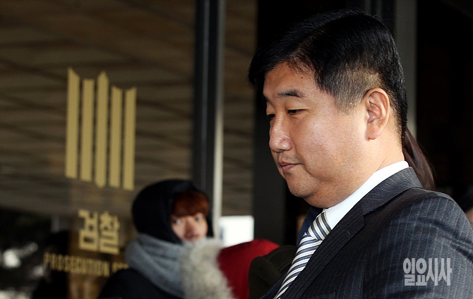 '청와대 문건 유출'과 관련해 박관천 경정이 검찰 조사를 받기 위해 청사 안으로 들어서고 있다.