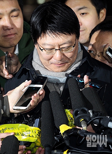 검찰 조사를 받기 위해 중앙지검으로 출석한 박지만 EG회장이 취재진으로부터 둘러싸여 있다.