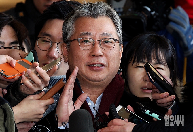 조응천 전 공직기강비서관이 검찰 출두에서 취재진의 질문에 답변하고 있다.