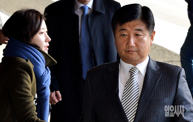 지난 5일, '청와대 문건 유출'과 관련해 검찰 조사를 받기 위해 박관천 경청이 서울중앙지검 안으로 들어서고 있다.