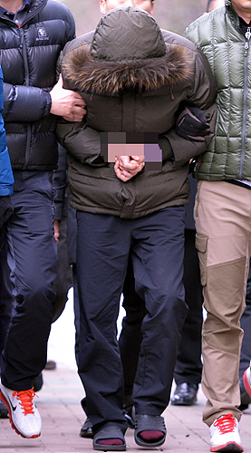 지난 13일 오전, 서울 서초동 한 아파트에서 '서초 세모녀 살인사건' 피의자인 가장 강모(48)씨가 현장검증을 위해 자신의 아파트로 들어서고 있다.