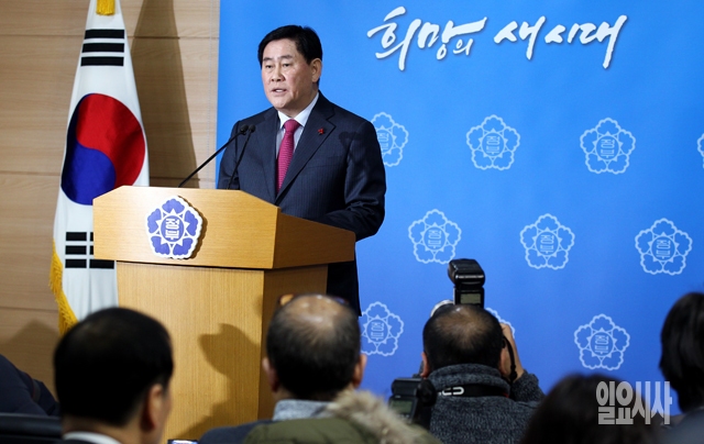 20일, '연말정산' 관련 긴급기자회견 갖는 최경환 경제부총리