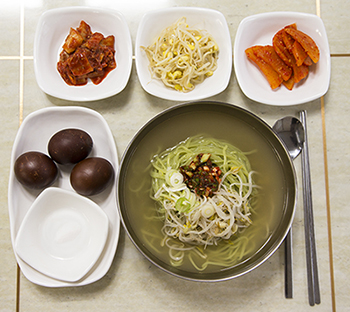 댓잎 물국수와 댓잎 약계란 상차림