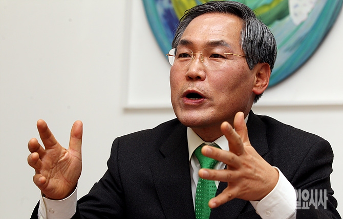 <일요시사>와 대담 나누는 새정치민주연합 우윤근 원내대표