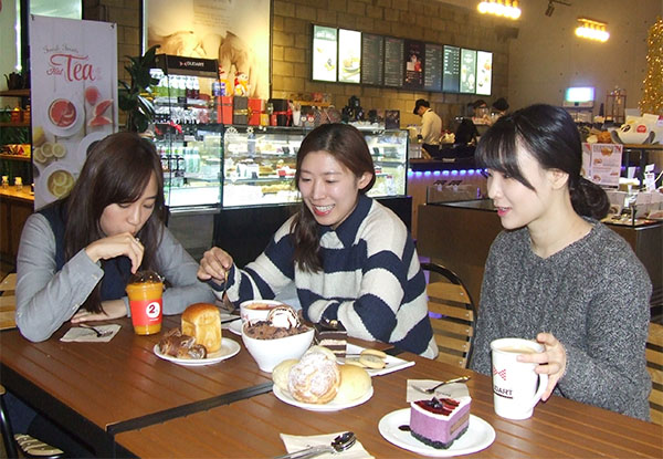 카페두다트 주엽점에서 고객들이 커피와 디저트를 즐기고 있다.