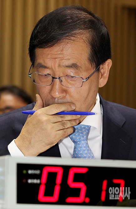 고민하는 박원순 서울시장