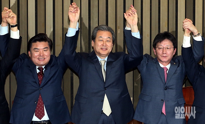 답례하는 김무성 새누리당 대표(사진 가운데)와 유승민 원내대표(사진 오른쪽), 원유철 정책위의장