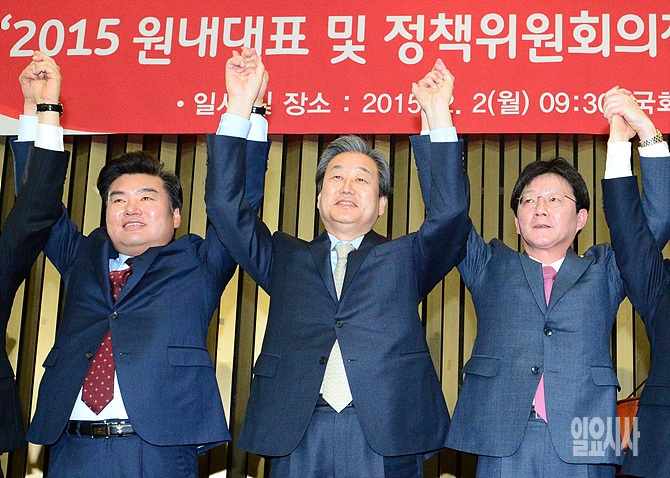 손 맞잡은 김무성 새누리당 대표(사진 가운데)와 유승민 신임 원내대표(사진 오른쪽), 원유철 신임 정책위의장
