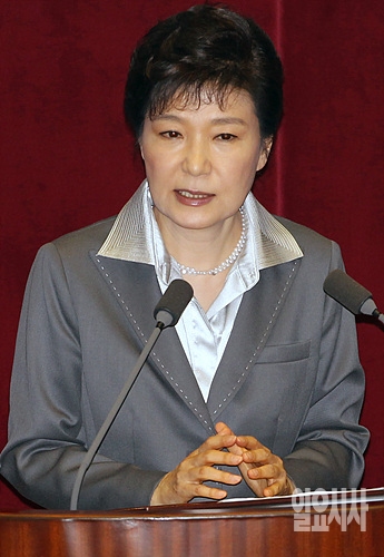 러시아서 김정은 정상회담?
이명박 공격으로 반등시도?