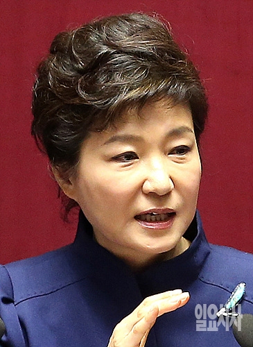 국회 본회의장에서 신년 시정연설하는 박근혜 대통령