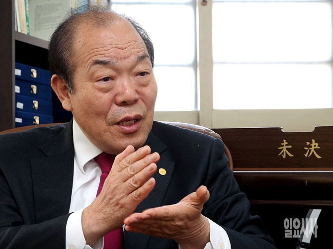 <일요시사>와 대담 나누는 김영진 전 농림부장관