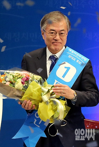 '꽃을 든 남자' 문재인 신임 새정치민주연합 당 대표