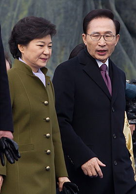 원세훈 구속, 이명박-박근혜 싸움 희생양?
공고할 것 같던 이면합의 누가 먼저 깼을까